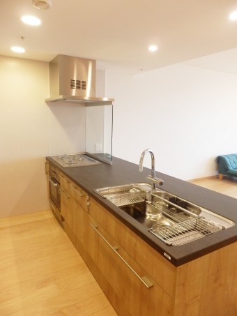 開放的で美しいオープンキッチンに